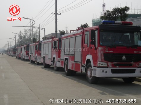 出口的水罐消防車(chē)及泡沫消防車(chē)