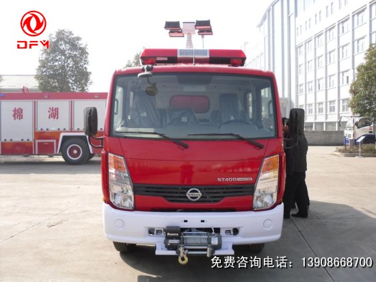 日產(chǎn)尼桑消防車(chē)前面
